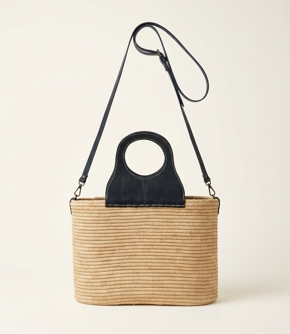 img_2454 Sac Cabas Artisanal en Raphia Naturel & Cuir Noir avec Poignées Découpées – Sac Porté Main & Bandoulière – Image 1